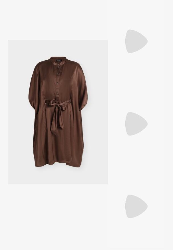 Ruskea satiinimekko, jossa on kolme neljäsosan mittaiset hihat, edessä napit ja solmittu vyötärövyö yksivärisellä taustalla.; Beige nahkakengät pyöreällä kärjellä ja mustalla lakatulla kärjellä, joissa on paksu korko ja sileä pinta.; Anna Field Shopping bag - brown; Kultaisen sävyiset roikkuvat korvakorut, joissa on kolme epäsäännöllistä, sileää ja pyöristettyä osaa, jotka on pinottu pystysuunnassa yksinkertaiselle vaalealle taustalle.