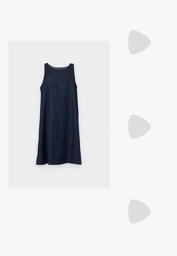 Robe en denim bleu foncé sans manches avec un col rond et une silhouette en A suspendue sur un fond clair uni.; Escarpins slingback en cuir verni noir avec bout pointu, texture crocodile, accents de boucles dorées et talon bas.; Sac fourre-tout noir en tissu durable. Dispose de deux poignées courtes et d'une longue bandoulière réglable. Forme rectangulaire avec un design minimaliste.; Ceinture en cuir blanc avec imprimé floral multicolore et boucle rectangulaire dorée brillante, enroulée sur un fond blanc.