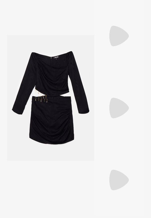 Ahluwalia FEMI DRAPED DRESS - Robe de soirée - black; Chaussure plate en cuir noir avec un bout arrondi et un design froncé le long de l'ouverture. Présente un détail discret en métal argenté sur le devant.; Un cardigan en maille noir, un haut blanc, une jupe en denim avec un motif de diamants bleus et noirs, un sac à main noir et des sandales à enfiler beiges.; Boucles d'oreilles créoles argentées avec un design torsadé. Bords arrondis et finition brillante. Fermoirs ouverts pour un port facile. Texture lisse sur toute la surface.