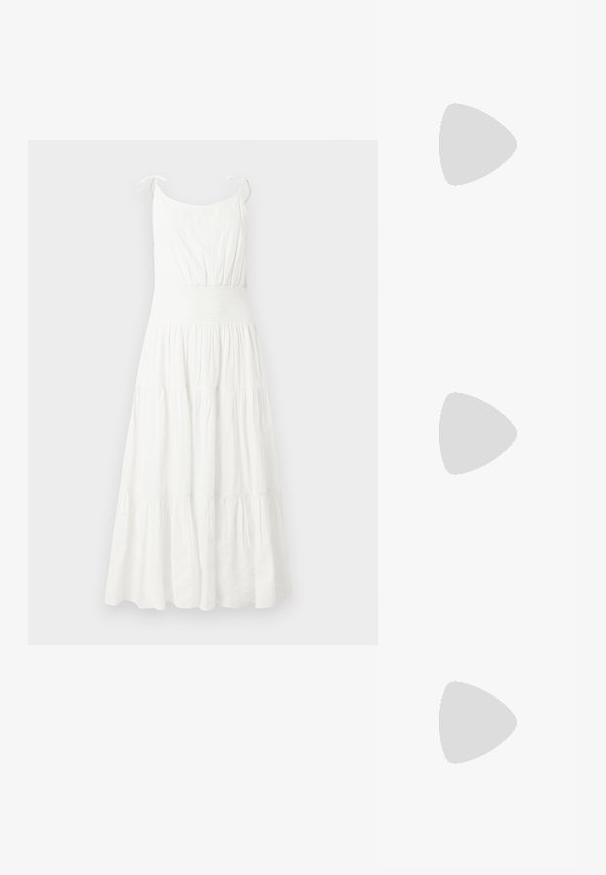 Weißes ärmelloses langes Kleid mit geraffter Taille und gestufter Rockpartie, ausgestattet mit dünnen Schulterträgern, die zu Schleifen gebunden sind.; Spitz zulaufender, lackierter rosa High Heel mit niedrigem Absatz, der eine glatte, glänzende Oberfläche und einen subtilen, offenen V-förmigen Schnitt an der Vorderseite aufweist.; Kleine weiße gewebte Handtasche mit rundem goldenem Griff und goldener Kettenriemen, auf neutralem Hintergrund präsentiert.; Silberne Ohrringe mit einer organischen, abstrakten Form. Glatte, glänzende Oberfläche mit einem konischen Design. Mit dezenten Kurven und einem zentralen Linienelement.