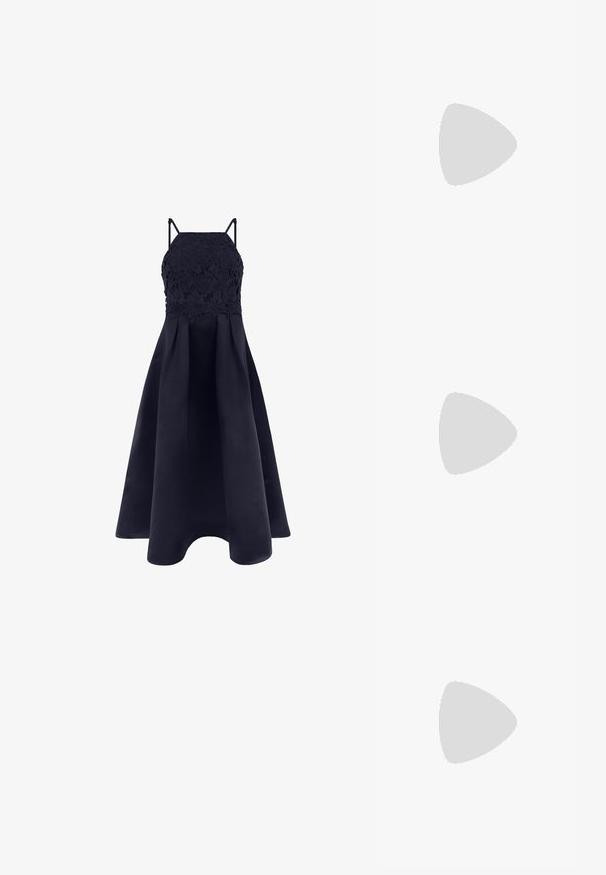 Marineblaues ärmelloses Kleid mit floraler Spitzen-Oberschicht, dünnen Trägern und ausgestelltem Rock mit Falten.; Beige Leder Slingback-Schuh mit schwarzem Zehenschutz, quadratischem Absatz und verstellbarem Knöchelriemen. Glatte Textur und minimalistischem Design.; Schwarze Abendtasche, bedeckt mit einem Gitter aus silbernen Strasssteinen und einem passenden runden Strassgriff vor weißem Hintergrund.; Silberne Kette mit einem einzigen tropfenförmigen weißen Perlenanhänger und verstellbarem Verschluss auf weißem Hintergrund.