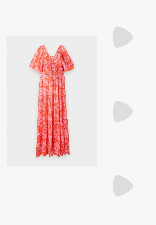 Maxikjole i lys koral med puffede korte ærmer, smockdetaljer ved overdelen og blomstermønster med pink og røde blomster over det hele.; Sort ruskindsandal med en bred rem, ankelspænde og en lagdelt kilehæl med naturlige teksturer og et flettet mønster.; Kat-ejede solbriller med en sort og orange skildpaddemønstret stel, brune linser og slanke, spidse ender. Har et minimalistisk logo på skabelsen.; Vævet stråtasker med en naturlig tekstur og en blød, organisk form, der har brune læderhåndtag for nem bæring.