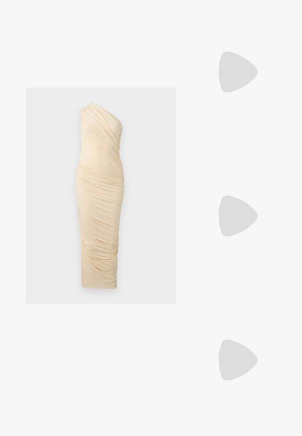 Yhden olkapään mekko, jossa on ryppyinen, vartalonmyötäinen midipituus ja joka on vaaleanbeigestä kankaasta, jossa on kerättyjä yksityiskohtia ja suora helma.; Mustekäsineinen musta nahkasandaali, jossa on pyöreä nuppi, matala lohkoheel ja sivuleikkaus, jossa on kullanvärinen koriste.; Burgundin satiinista kosmetiikkalaukku, joka on suorakulmaisen muotoinen, vetoketjulla suljettava ja lyhyellä kahvalla varustettu. Ominaisuuksiin kuuluu minimalistinen muotoilu ja sileä pinta.; Kultaiset nappikorvakorut, joissa lyhyt tanko yhdistää suurempaan kiiltävään mustaan pallomaisen helmeen, valkoisella taustalla esillä.