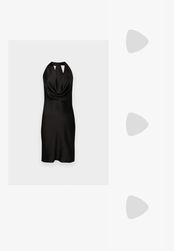 Zwart satijnen halternekjurk met een gedrapeerde voorkant, een getailleerd silhouet en een uitsnijding bij de halslijn, die tot halverwege het bovenbeen reikt.; Zwarte gepatenteerde leren hoge hakken met een puntige neus en een gladde textuur, met een slanke stilettobruik. Geen zichtbare versieringen.; Zwarte mesh clutchbag met een gestructureerde silhouette, versierd met kleine metalen studs, heeft een sluiting met een klapmechanisme en een afneembare kettingriem.; Zilverkleurige oorbellen met meerdere heldere kristalgesteenten in druppel- en marquisevormen, met sluitingen met een leversysteem en ingewikkelde details.