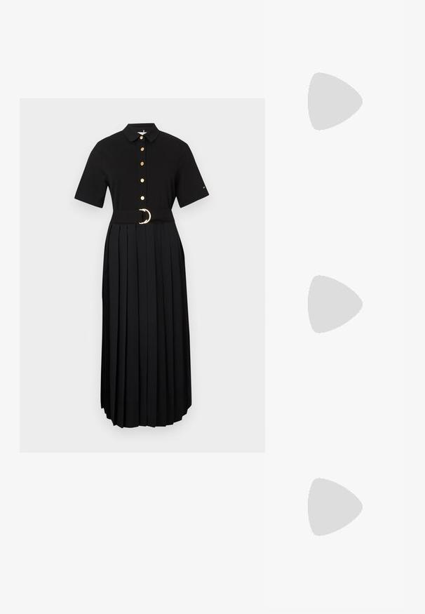 Sort kjole med korte ærmer, knapper foran, plisseret nederdel og et bredt bælte med en rund guldspænde. Ensfarvet stof, minimalistisk detaljer.; Sorte læderstøvler over knæet med spids tå, stiletthæl og et slankt design med en logoaccent ved anklen.; Sort lædertaske fra Calvin Klein med lange håndtag, en forside-logo-tag og en sølv geometrisk vedhæng, der hænger fra det ene håndtag.; Par af skinnende guldfarvede hoop-øreringe med snoet, flettet design på en enkel hvid baggrund.