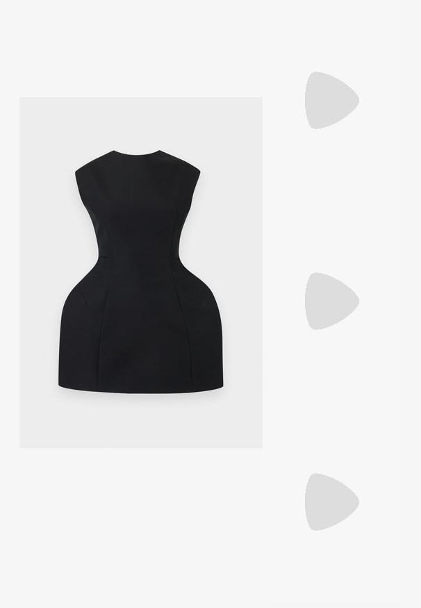 Schwarzes strukturiertes Minikleid mit betonten Hüften und tailliertem Bund, mit rundem Ausschnitt und ärmellosem Design auf weißem Hintergrund.; Schwarze kniehohe Stiefel aus glattem Leder mit einer dicken, strukturierten Sohle und dezenten Nahtdetails an der Außenseite.; Schwarze Kunstfell-Handtasche mit weicher Textur, runder Form und einem stabilen schwarzen Leder-Schulterriemen. Sichtbare silberne Hardware-Akzente.; Ein Paar polierte silberne, halbmondförmige Creolen mit klaren Kunststoffrückseiten auf einer weißen Oberfläche.