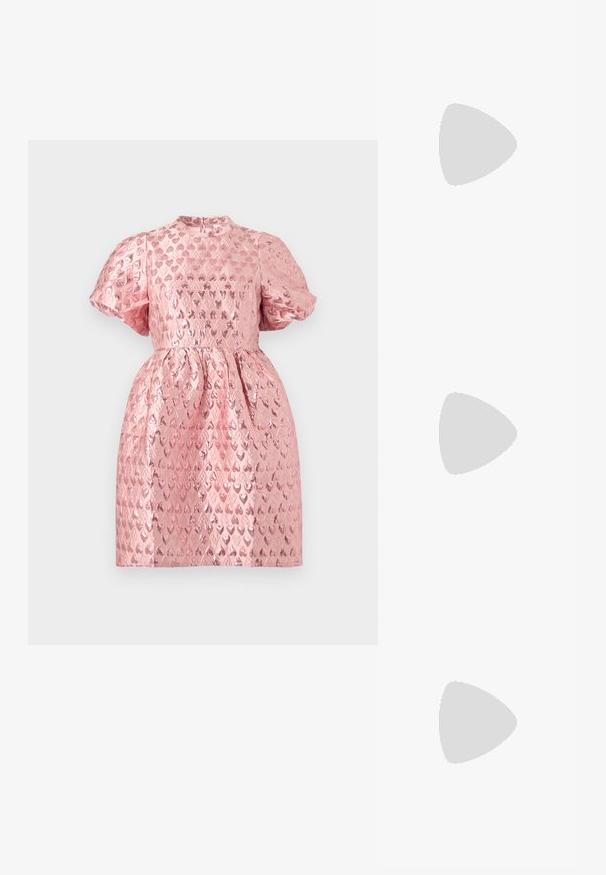Pink kortærmet kjole med skinnende hjerteprint, høj krave, tilpasset talje og puffede ærmer, vist mod en ensfarvet baggrund.; Spidse slingback hæle i leopardprintet stof med en bue-accent, der har en lav sort hæl og glat tekstur.; Hvid læder håndtaske med en buet form, udsmykket med små hvide nitter langs håndtaget. Har en lang rem og prægede logo foran.; Øreringe i sølvfarve med en glat, organisk dråbeform. Poleret overflade med subtil kurvatur og uden synlige pynt.