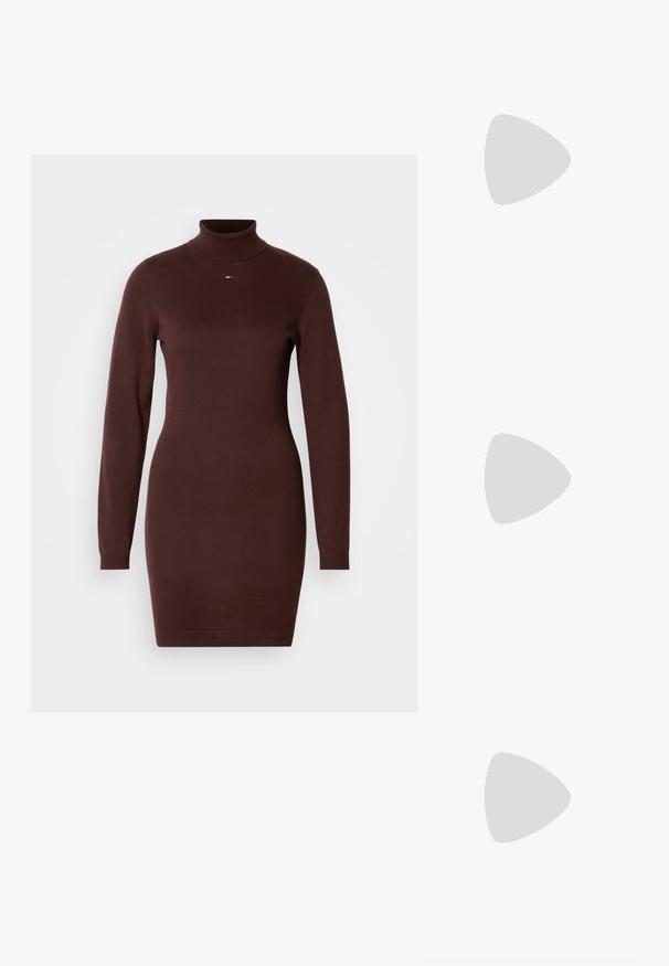 Bruine gebreide turtleneck jurk met lange mouwen, aansluitende pasvorm en geribde manchetten, voorzien van een klein merkembleem op de borst.; Zwarte leren kniehoge laarzen met een gladde textuur, ronde neus, stevige zool en ritssluiting. Voorzien van een zilveren logo aan de zijkant.; Zwarte neplederen handtas met een zachte textuur, ronde vorm en een stevige zwartleren schouderband. Zilveren hardwareaccenten zichtbaar.; Paar goudkleurige creolen met kleine zilverkleurige lusdetail op elk, weergegeven tegen een lichtgrijze achtergrond.