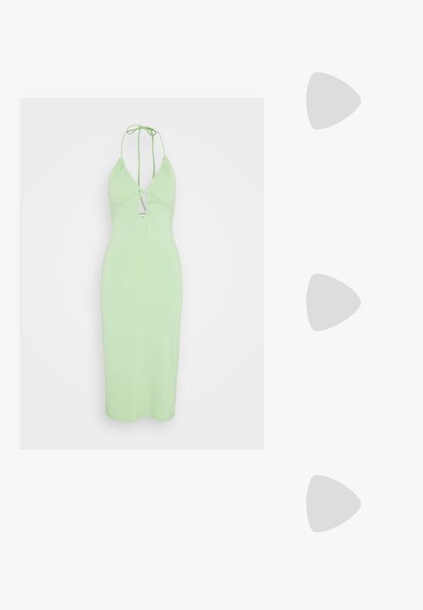 Even&Odd Jerseykjole - green; Sort sklidesandal med bred rem, justerbart spænde, flad sål og glat mat tekstur. Enkel design uden ekstra mønstre.; Sorte katteøje solbriller med mørkegrå linser, slankt plastisk stel, spidse hjørner og lige stænger. Ingen synlig hardware eller dekorationer.; Polstret grøn skuldertaske med blød tekstur, rektangulær form, enkelt strop og lynlås i guldtoner. Har et quiltet mønster.