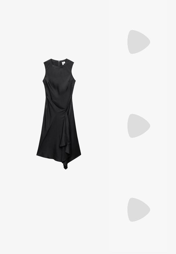 Ärmelloses schwarzes Kleid mit rundem Ausschnitt und asymmetrischem, drapiertem Saum, ausgestattet mit einem Reißverschluss auf der Rückseite.; Schwarzer Leder-Pumps mit spitzem Zehenbereich, Knöchelriemen und schmalem Absatz. Glatte Textur und minimales Zubehör.; Schwarze Leder-Clutch mit geraffter Textur, Metallverschluss und dezentem, auf der Vorderseite geprägtem Logo. Abgerundete Form.; Silberne Klappcreolen mit birnenförmigen klaren Kristallen mit facettierten Oberflächen, die an einem kleinen runden Akzentdetail hängen.