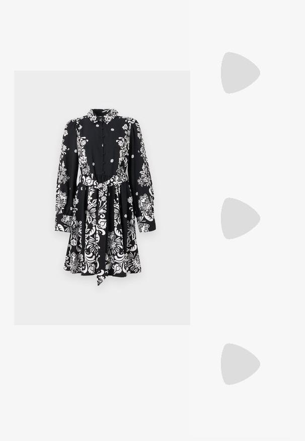 Sort kjole med hvid blomsterprint, lange ærmer, knaplukning foran, krave, tætsiddende talje og et bånd, der fremhæver taljen.; Sort knæhøje støvler lavet af glat læder, med firkantet tå og en kraftig, tekstureret hæl. Simpelt og strømlinet design.; Håndtaske med sort og hvid slidmønster, to håndtag, snøre lukning og aftagelig skulderrem. Glat tekstur.; Sølvfarvede metaloorringe med glat, let buet overflade og låsemekanisme på en ensfarvet hvid baggrund.