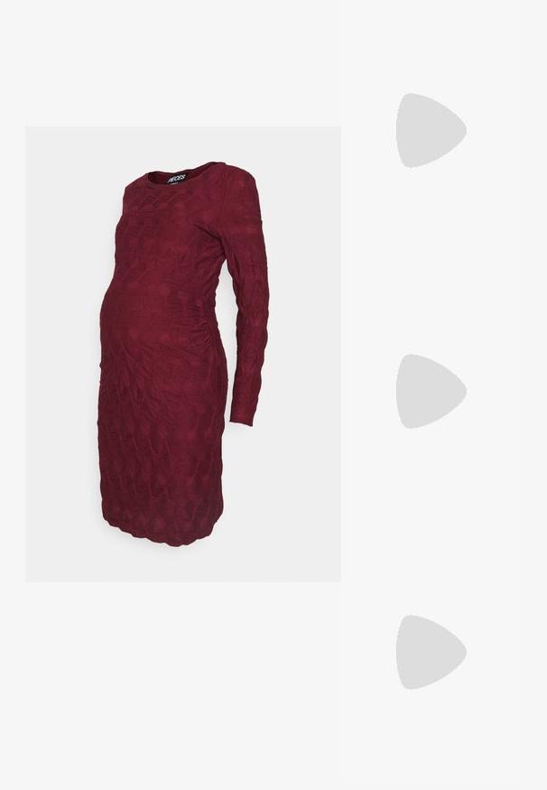 Pieces Maternity PMLOLA O-NECK SHORT DRESS - Džersejové šaty - tawny port; Čierne členkové topánky vyrobené z lesklého materiálu so štvorcovou špičkou a zúženým podpätkom, na lesklom striebornom podklade s vystuženým vzorom.; Čierna mäkká kožená kabelka so zožmúreným vrchným okrajom a dvoma hrubými uchami zviazanými uzlami na jednoliatom svetlom pozadí.; Strieborné kovové náušnice s dvoma prepojenými kruhmi, jeden väčší a jeden menší, s jemne brúseným povrchom a zarážkami na zatlačenie.