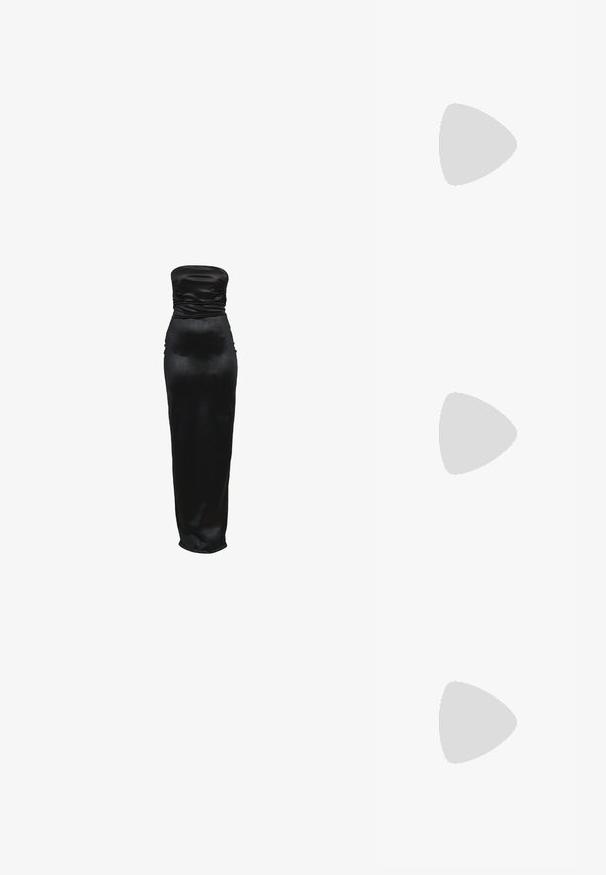Sort aftenselskabskjole i satin med stropfri, gulvlængde, rynket talje og figursyet silhuet.; Sort slingback pumpe med spids tå, prydet med rhinsten. Har et strømlinet design, høj stilettosandalhæl og en glat indvendig foring.; Sorte læderhåndtaske med en struktureret overflade, pyramideform og en sølvfringe detalje i bunden. Har et rundt håndtag.; Øreringe i sølvtone med faldende kæder og en kant af små klare rhinsten, sikret med bagpå lukninger.
