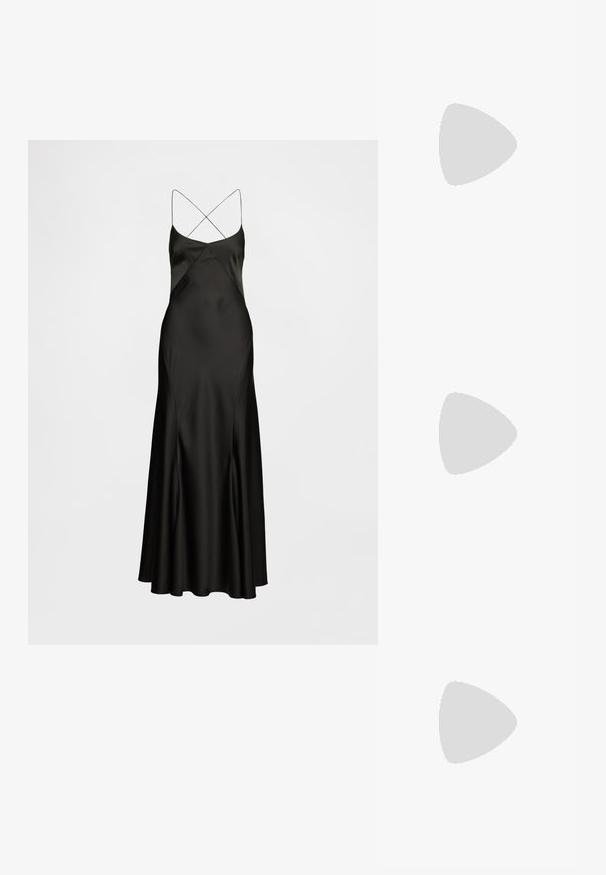 Vestido de satén negro tipo slip con finas tirantes cruzados en los hombros, silueta en línea A y textura suave y fluida. Diseño de largo hasta el suelo.; Sandalias de tacón alto negras con parte superior de cuero suave, punta abierta y diseño de tira única con un detalle de hebilla dorada.; Clutch de terciopelo negro con herrajes en tono dorado, de forma rectangular y con correa de cadena, que presenta una textura suave y sin patrones visibles.; Pendientes en forma de lágrima con un marco dorado y acentos plateados, adornados con múltiples piedras redondas brillantes en una disposición decorativa.
