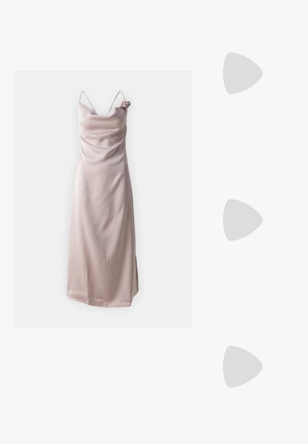 Robe fluide en satin de couleur rose pâle avec des fines bretelles et un décolleté drapé, ornée d'une accent en forme de rose sur l'épaule gauche.; Sandale à talons hauts en suède beige avec une sangle de cheville étroite, une ouverture à l'avant et un talon effilé de 7,5 cm; présente un détail de boucle en or.; Pochette de couleur crème avec une finition lisse, de forme rectangulaire, avec des accents en métal doré et une bandoulière en chaîne amovible.; Collier en or avec un design délicat, doté d'un petit pendentif au centre. Disponible dans une texture lisse et brillante.