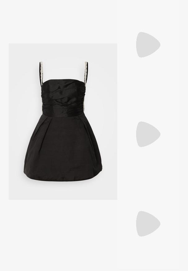 Zwarte jurk met een aansluitend bovenlijfje en een wijd uitlopende rok. Kenmerkt zich door gerimpelde details en met kralen bezette schouderbanden voor extra textuur en detail.; Zwarte gepatenteerde leren plateauhakken met een enkelsluiting, ronde neus en een blokhak, die een gladde, glanzende textuur laten zien.; Zwarte beaded handtas met een gebogen silhouet, draaghandvat en glanzende textuur. Draagt bij hoge zwarte hakken en strakke zwarte shorts.; Zilveren oorringen in de vorm van een hart, versierd met watervalletjes van heldere rhinestones voor extra sprankeling en textuur.