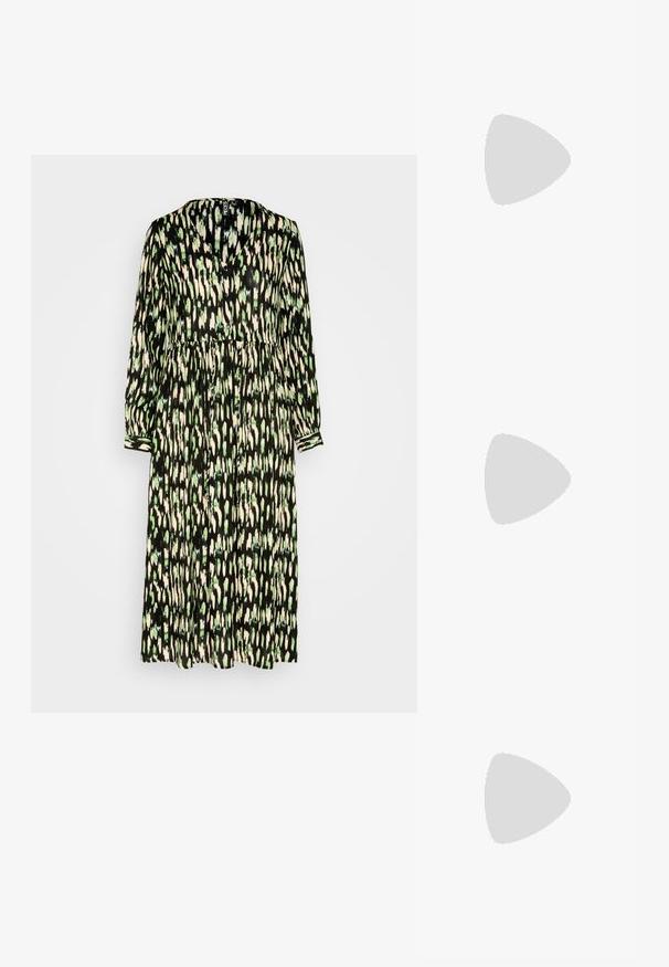 Pieces PCNYA LS - Robe de jour - black; Chaussure en cuir noire avec deux brides à boucles, présentant des détails perforés, un bout arrondi et un accent de couture jaune autour de la semelle.; Sac vert rembourré avec une texture douce, de forme rectangulaire, à une bandoulière, et fermeture à glissière dorée. Présente un motif matelassé.; Boucles d'oreilles en argent, de forme circulaire, avec une texture lisse et brillante, et une largeur constante. Design minimaliste sans accents supplémentaires.