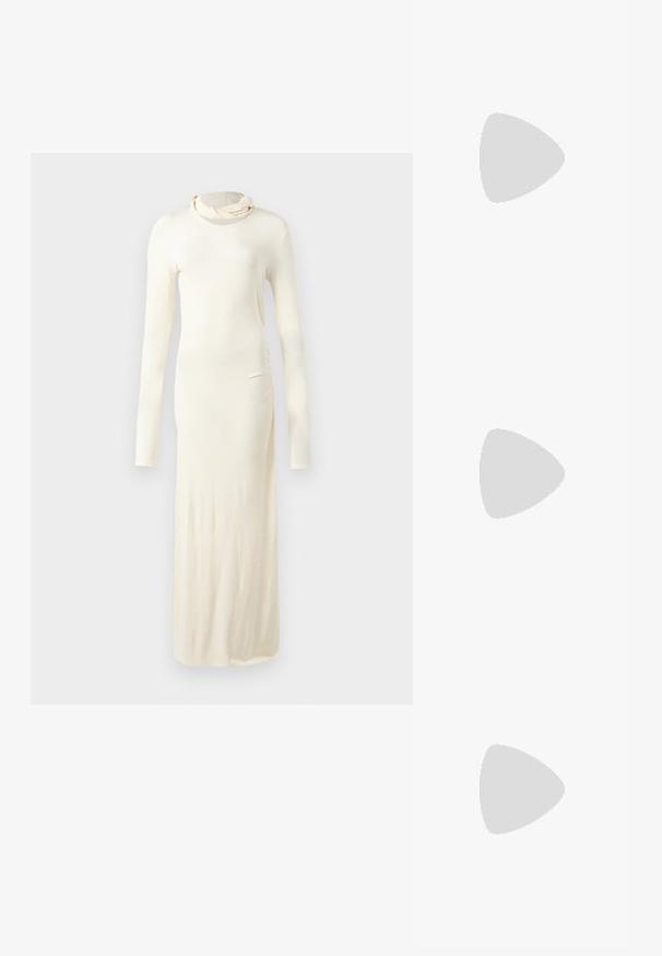 Langärmliges, cremefarbenes Kleid aus weichem Stoff. Es hat einen hohen Ausschnitt und eine figurbetonte Silhouette mit seitlichen Raffung-Details.; Braune Wildleder-Slingback-Schuhe mit spitzer Zehenform und schmalem Absatz. Verfügt über einen verstellbaren Riemen mit einer Metall-Schnalle.; Faltige beigefarbene Ledertasche mit einem silbernen Metallrahmen, ausgestattet mit zwei runden dekorativen Verschlüssen und einem silbernen Kettenriemen.; Paar glänzende goldene Weihnachtskugel-Ohrringe mit Hakenverschlüssen auf einfachem weißem Hintergrund.