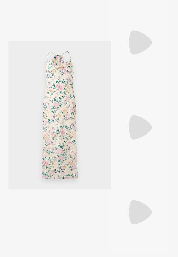 Ärmelloses langes Kleid mit Spaghettiträgern, cremefarbenem Hintergrund und einem Blumenmuster in Rosa, Gelb und Grün.; Silberne Sandalen mit klaren Riemen und floralem Schmuck. Sie haben ein elegantes Design und eine glänzende Oberfläche, die sich für formelle Anlässe eignet.; Weiße rechteckige gewebte Leder-Clutch mit goldener Kettenriemen und goldenem Verschluss auf weißem Hintergrund.; Goldfarbene Ohrringe mit einem Schleifendesign und einer hängenden weißen Perle. Die Perlen haben eine Tropfenform und eine glatte Oberfläche.