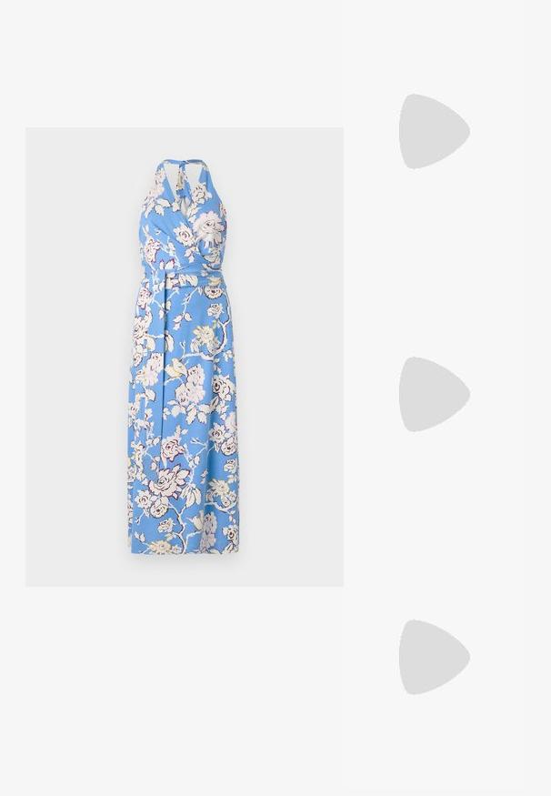 Μπλε φλοράλ φόρεμα τύπου wrap με λαιμόκοψη halter, δέσιμο στη μέση και μακρύ, άνετο σχέδιο με μεγάλες ροζ και κρέμες τριανταφυλλιές σε λεία ύφανση.; Μπεζ πλατφόρμα πλατφόρμας με φελλό, λουράκι στον αστράγαλο και ασημένιο διακοσμητικό με λουλούδια στο μπροστινό λουράκι, εμφανιζόμενο σε πλάγια όψη.; Μπεζ υφασμάτινη τσάντα ώμου με μεγάλο υψωμένο σχέδιο σταυρού στο μπροστινό μέρος και καφέ δερμάτινα λουριά ώμου.; Χρυσά σκουλαρίκια κρίκοι με λεία, ανακλαστική επιφάνεια, που διαθέτουν στρογγυλό, χοντρό σχέδιο και κλείσιμο με μεντεσέ για εύκολη φόρμα.