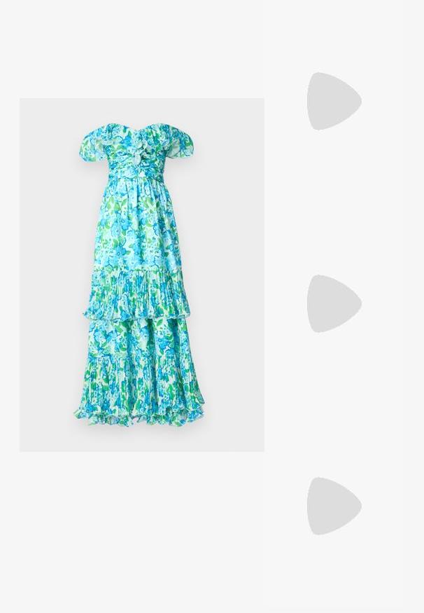 Florale maxi-jurk in tinten blauw en groen. Heeft off-the-shoulder mouwen, gerafelde lagen en een aansluitend lijfje met gathers.; Gouden sandalen met hakken, voorzien van een geknoopte voorkant, gegolfde textuur en een enkelriem. De blokhak heeft een ribbelontwerp, wat de grip verbetert.; Witte geplooide clutchtas met een opvallende strikdetail en een gouden kettinghengsel. Zachte textuur met een geplooid ontwerp aan de voorkant.; Marchesa ROUND PEARL DROP - Oorbellen - gold-coloured