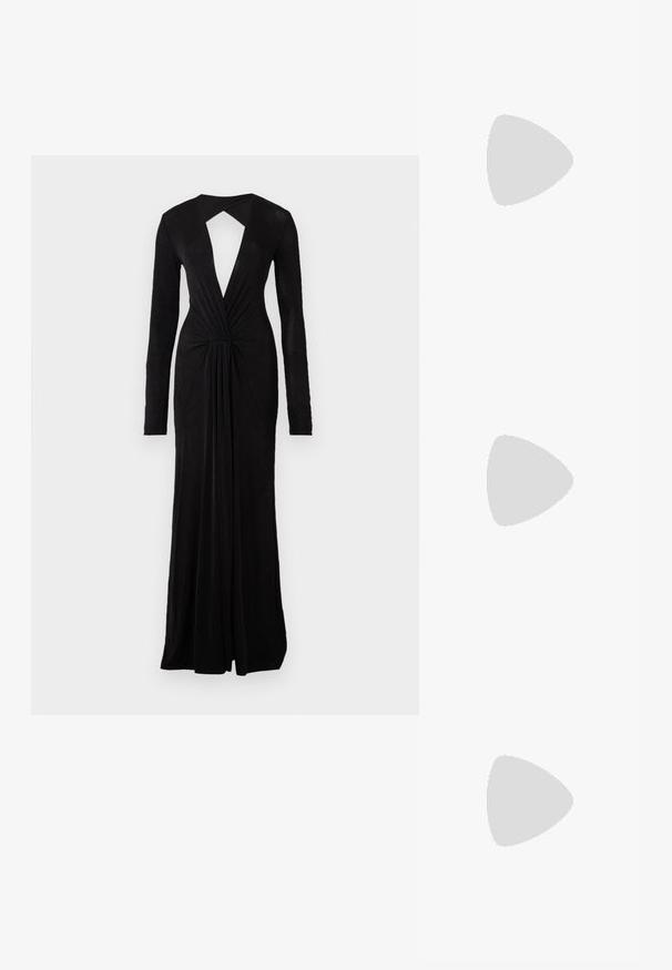 Vestido de noche negro con mangas largas, escote en V profundo, espalda con abertura, detalle en la cintura ceñida y un diseño fluido. Confeccionado en una tela suave y ligera.; Sandalia de tacón alto de ante negro con suela de plataforma, tira en el tobillo con herrajes plateados, diseño de punta abierta y textura suave.; Bolso negro acolchado con un asa redondeada, que presenta una superficie lisa y brillante y una textura suave y acolchada. Sin herrajes ni acentos visibles.; Pulsera de plata con eslabones redondos y rectangulares alternos, adornada con piedras decorativas transparentes, cierre ajustable con cadena.