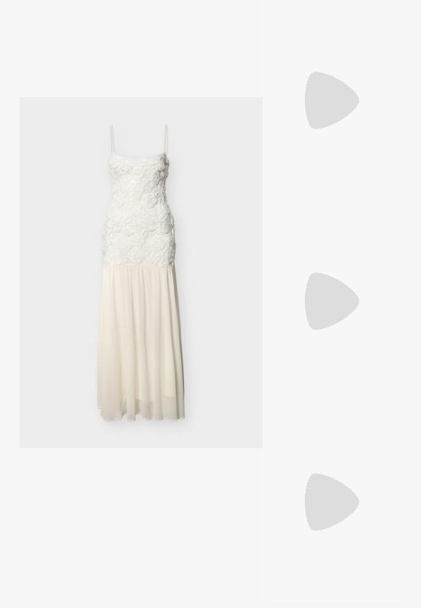 Hvid ærmeløs maxikjole med blomstertekstureret overdel og flydende chiffon nederdel på ensfarvet baggrund.; Spids tå slingback pump i lys beige læder med en lav blokhæl. Har et udskåret design og glat tekstur.; Lille beige læderhåndtaske med en enkelt rem og sølvnitter langs kanterne og remmen, sat mod en ensfarvet baggrund.; Øreringe i sølvfarve med en glat, organisk dråbeform. Poleret overflade med subtil kurvatur og uden synlige pynt.