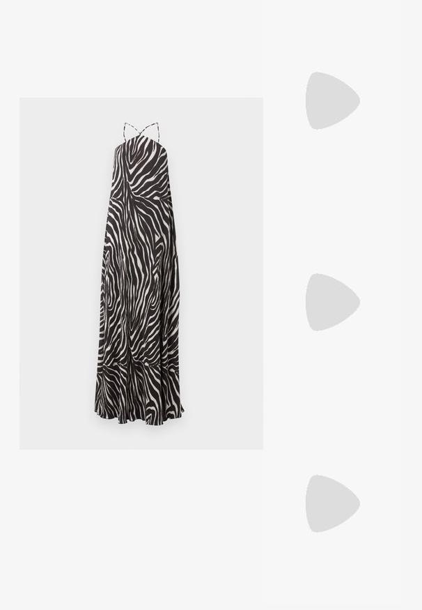 Sort-hvid zebra mønstret ærmeløs maxikjole med tynde spaghetti stropper og udvidet skørt.; Melissa QUANTUM THONG X DIESEL - Sandaler m/ tåsplit - black; Sort kunstlæder håndtaske med krokodilteksur, indsnøret top og en sammenkrøben rem. Ser blød og kompakt ud i designet.; Sølvøreringe med en organisk, abstrakt form. Glat, skinnende overflade med et tilspidset design. Har subtile kurver og en centrallinje detalje.