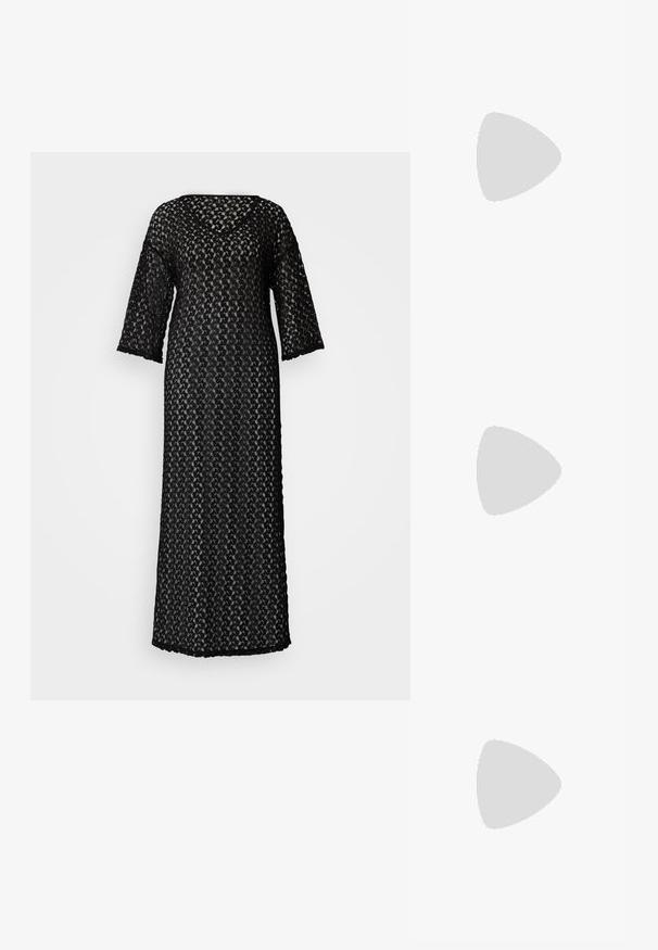Schwarzes Spitzenkleid mit V-Ausschnitt, dreiviertelärmeln und einer langen, fließenden Silhouette. Verfügt über filigrane, zarte Muster im gesamten Kleid.; Silberne metallic Ballerinas mit spitzem Zeh, Riemchen mit verstellbarem Schnallenverschluss, strukturiertem Obermaterial und minimalistischem schwarzen Schuhsohle.; Ovale Brillen mit einem metallisch-silbernen Rahmen, klaren Gläsern und strukturierten Perlenakzenten an den Bügeln. Leichtes Design mit gebogenen Bügeln.; Runde silberne Handtasche, die mit reflektierenden Pailletten bedeckt ist, mit einem geflochtenen Griff und einem kleinen Logo auf der Vorderseite. Insgesamt glatte Textur.