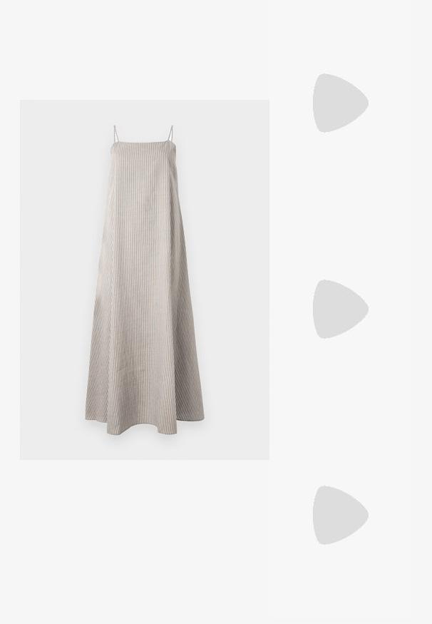Robe longue beige et blanche à rayures verticales, sans manches, avec fines bretelles et coupe ample et fluide.; Des tongs noires avec une large lanière en V, fabriquées en caoutchouc. Portées avec un jean droit bleu clair, montrant un denim texturé.; Sac fourre-tout en cuir tressé noir avec deux poignées arrondies, debout sur un fond blanc uni.; Boucles d'oreilles en métal doré avec une finition polie, ornées d'une perle blanche irrégulière suspendue. Design circulaire, texture lisse.