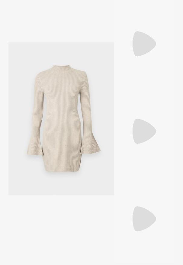 Geribbelde gebreide jurk in lichtbeige, met een hoge hals en wijde mouwen met patroon aan de manchetten. Slanke, aansluitende pasvorm.; Zwarte kniehoge laarzen van glad leer, met een ronde neus, een lage blokhak en een iets slappe schacht met stikseldetails.; Zwarte zonnebril met een oversized kattenoogvorm. Gladde plastic monturen met donkere lenzen en kleine steraccenten aan de zijkanten.; Vrouw met een zwart-wit gebloemde blouse houdt een glanzende rode schoudertas vast tegen een effen achtergrond.