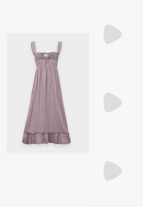 Lavendel udenærmet kjole med samlet bosom, justerbar snor og flæsekant. Fremstillet af letvægtsstof med en glat tekstur.; Sorte sandaler i imiteret krokodillelærred med to justerbare spænder. Tykt sål og åben tå design. Struktureret overflade og flad form.; Lyseblå skuldertaske i måneform med justerbar rem og lynlåslukning øverst på ensfarvet baggrund.; Par skinnende sølvøreringe med tynde trådlåse, vist på en lys grå baggrund.