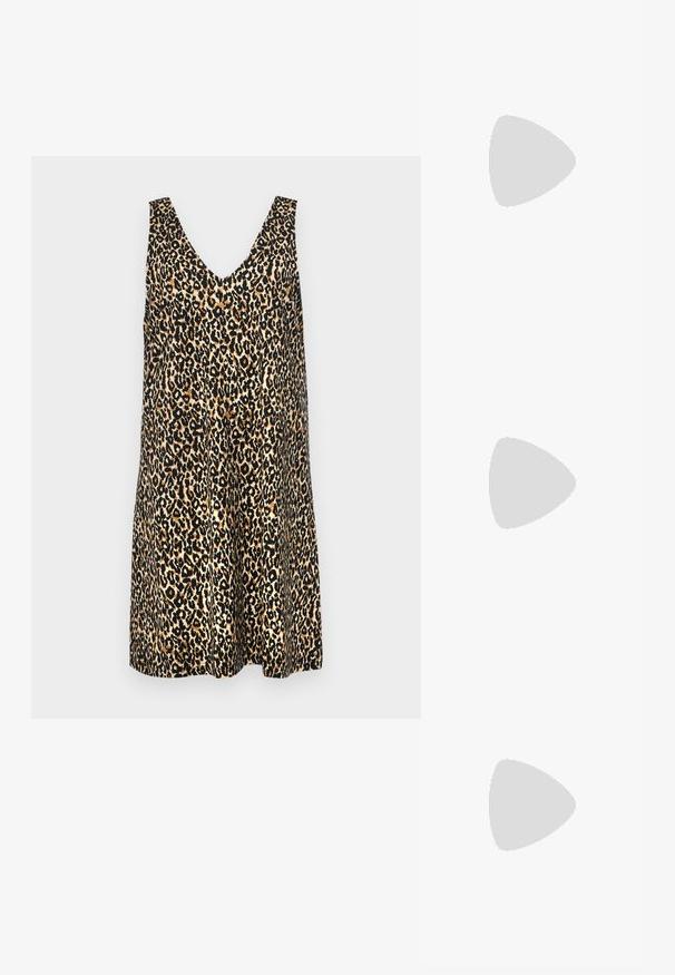 Vestido sin mangas de estampado de leopardo con un escote en V profundo, tejido ligero y un corte holgado con tonos variados de marrón y negro.; Botín de tobillo con cordones en cuero rosa claro, que presenta una suela negra gruesa con un detalle de costura amarilla y una lengüeta en la parte posterior.; Bolso tote de cuero negro con textura lisa, forma rectangular y dos asas largas. Sin herrajes ni adornos visibles.; Pendientes de aro en tono dorado con forma de media luna, superficie pulida y cierre tipo bisagra. La textura suave y el acabado reflectante mejoran la visibilidad.