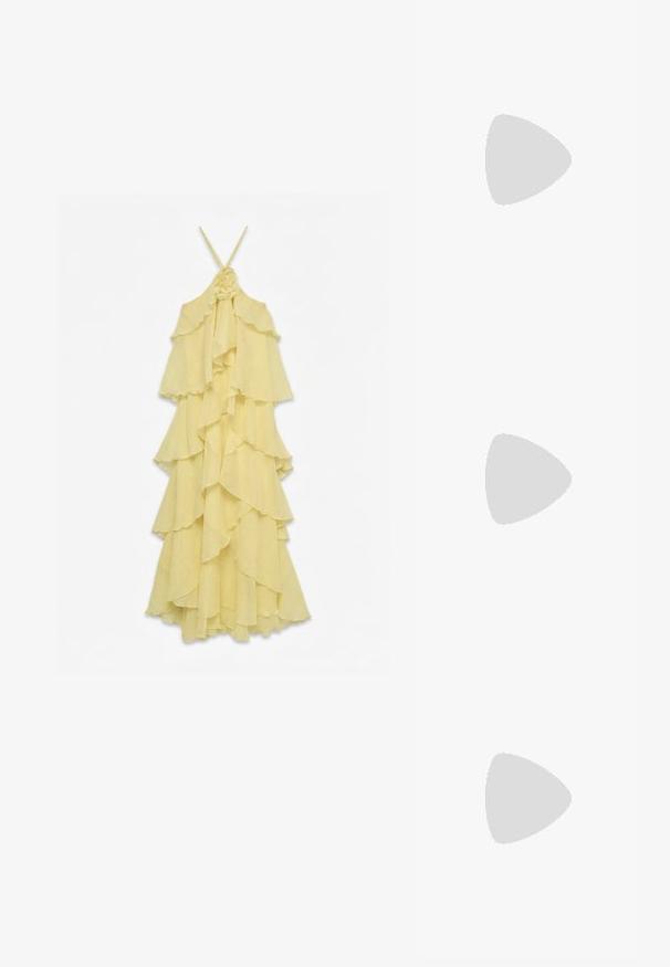 Blekgul ermeløs kjole med flere lag med flæser og tynne skulderstropper, med blomstermotiv ved halslinningen.; Gyldne metalliske hæle-sandaler med en strappy design, kvadratisk blokhælhæl og justerbar ankelrem med spænde. Glat tekstur.; Hvit lærveske med en samlet design, som har en gullkjede-stropp og en rund form. Glatt tekstur med myke folder og ingen mønstre.; Par med uregelmessig formede, polerte gulltonede metallringer med åpent senter på en enkel hvit bakgrunn.