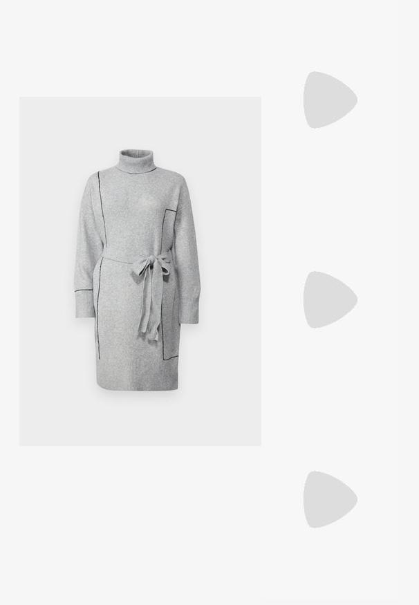 Vestido de punto gris con cuello alto, mangas largas y cintura ceñida con cinturón. Presenta costuras en contraste negras y puños acanalados. Tejido suave y texturizado.; Botas negras de cuero hasta la rodilla con punta cuadrada, tacón de bloque inclinado y cremallera lateral; textura lisa y diseño ajustado.; Bolso de hombro de cuero negro con correa ajustable y dos grandes bolsillos frontales con cremallera sobre un fondo claro y sencillo.; Pendientes de aro en tono plateado con forma redonda y un acabado pulido. Ambos pendientes son del mismo tamaño y cuentan con un mecanismo de cierre seguro.