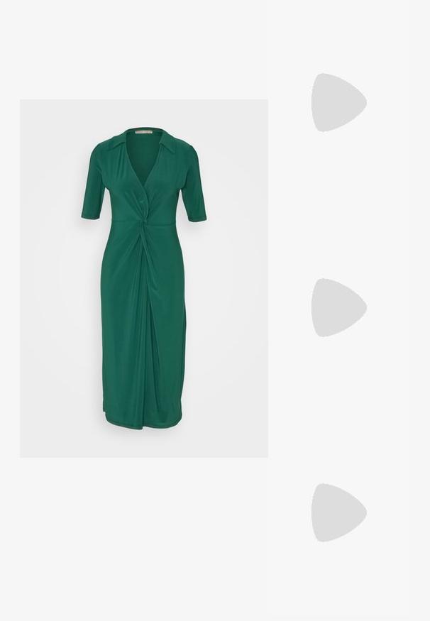 Anna Field by Zalando Φόρεμα από ζέρσεϊ - green; Λευκό μονό ανοιχτό παπούτσι mule με τακούνι μπλοκ, που στέκεται σε γκρι άσφαλτο μπροστά σε φόν από πλακιδιωμένο τοίχο.; Κρέμα δερμάτινη τσάντα ώμου σε σχήμα ημισελήνου, με λεπτό λουράκι και διακριτικές ραφές. Μινιμαλιστικός σχεδιασμός με χρυσές λεπτομέρειες.; Ασημένια σκουλαρίκια κρίκοι με απαλή, στρογγυλή σχεδίαση, λεπτό προφίλ και ασφαλή κούμπωμα. Μινιμαλιστικό στυλ με λείες επιφάνειες.