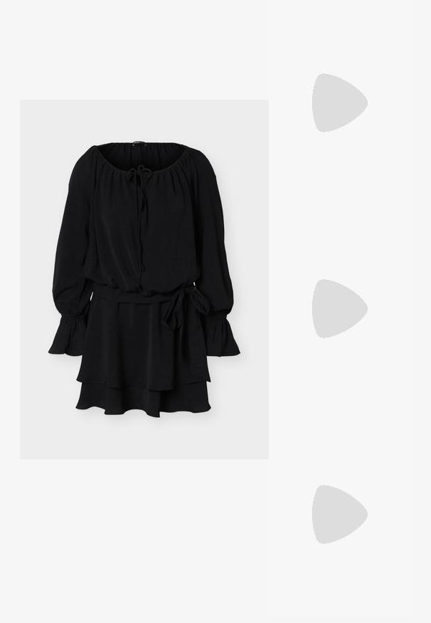 Zwarte jurk met lange mouwen, elastische halslijn, strik aan de voorkant, wijd uitstaande manchetten en gelaagde rok met zijstrikdetail.; Zwarte lakleren slingback schoen met een puntige neus, driehoekige hak en decoratieve band met zilveren accenten. Soepele textuur.; Zwarte zonnebril met een slank rechthoekig frame en blauwe lenzen. Heeft een gladde textuur en stevige pootjes. Merklogo aan de zijkant.; Zwarte leren handtas met een afgeronde vorm, versierd met zilveren studs, en een korte handgreep. Gladde textuur en ritsluiting.