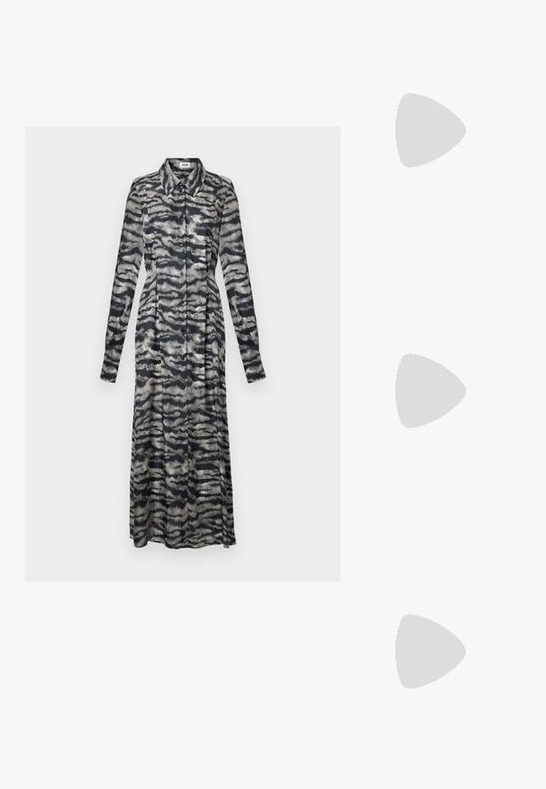 Robe longue à motifs en noir et gris avec un col, des manches longues, un bouton de fermeture et une coupe fluide, présentant un design abstrait ondulé.; Bottes noires jusqu'au genou en cuir lisse, dotées d'un talon épais et d'un bout arrondi. Design minimaliste sans quincaillerie ni décorations visibles.; Sac à bandoulière en cuir noir avec un rabat incurvé fermé par un fermoir métallique rond et une sangle fine et ajustable.; Boucles d'oreilles en argent en forme de goutte avec des surfaces lisses, rondes et réfléchissantes, suspendues à des fermoirs à ressort. L'arrière-plan est blanc uni.