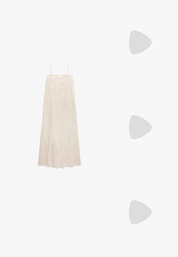 Ärmelloses, cremefarbenes Maxikleid mit dünnen Trägern und subtiler Blumenstickerei auf fließendem Stoff.; Braune Wildleder-Sandale mit rutschfestem Design, Knöchelriemen mit Schnalle und flacher Sohle. Offene Zehen mit glatter Textur.; Beige geflochtene Strohtasche mit breitem Boden und langen Griffen, geeignet für den Freizeit- oder Strandgebrauch.; Halskette aus kleinen, hellbraunen Jakobsmuscheln, eng aneinandergereiht mit silbernem Verschluss auf weißem Hintergrund.