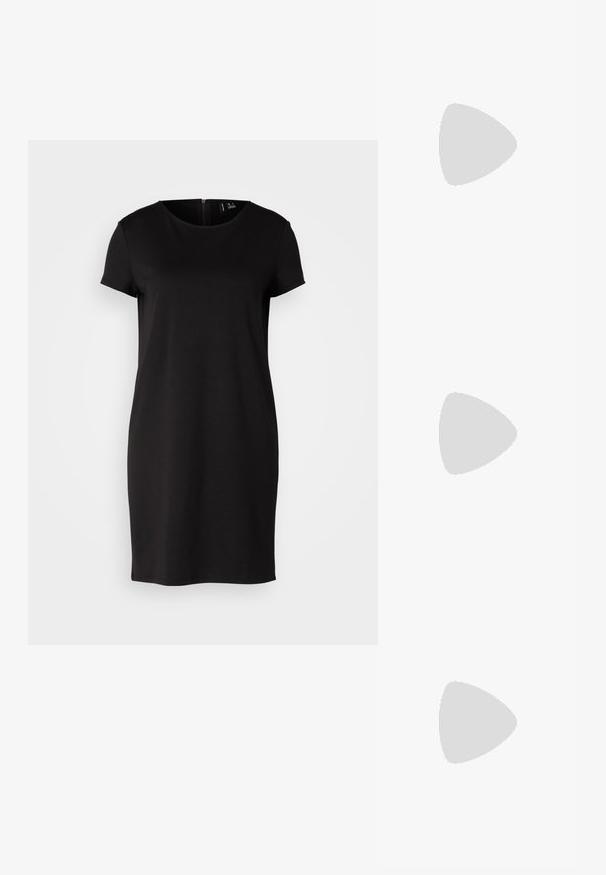 Schwarzes Kurzarmkleid aus glattem Stoff, mit rundem Halsauschnitt, taillierter Silhouette und einem dezenten Reißverschluss auf der Rückseite. Einfaches Design.; Schwarze Slingback-Schuhe mit Nietenakzenten, flachem Absatz, metallener Zehenschutzkappe und verstellbaren Riemen mit Schnalle. Dekorative Hardware-Details vorhanden.; Schwarze Perlen-Handtasche mit geschwungener Silhouette, Tragegriff und glänzender Textur. Kombiniert mit schwarzen High Heels und enganliegenden schwarzen Shorts.; Silberne Creolen mit einem dünnen, glatten Design; länglich-ovale Form; polierte Oberfläche; ausgestattet mit einem sicheren Hakenverschluss.