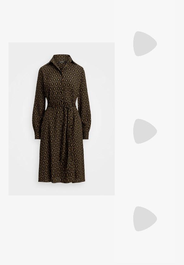 Schwarzes Hemdkleid mit Kragen, verfügt über ein goldfarbenes kreisförmiges Muster, lange Ärmel mit Manschetten und einen selbst gebundenen Gürtel in der Taille.; Damenkleid Schuh aus schwarzem Veloursleder mit niedrigem Blockabsatz, spitzer Zehenpartie und beigem Innenfutter auf weißem Hintergrund.; Schwarze Wildleder-Schultertasche mit einer geschwungenen Form, einem glatten schwarzen Ledertrageriemen und einem goldfarbenen Hardware-Akzent mit einem Logodetail.; Goldfarbene Steckerohrringe mit einem runden Anhänger, der mit 'RL' graviert ist, der an einem kleinen Haken hängt und mit klaren Gummi-Mittelsteckern gesichert ist.