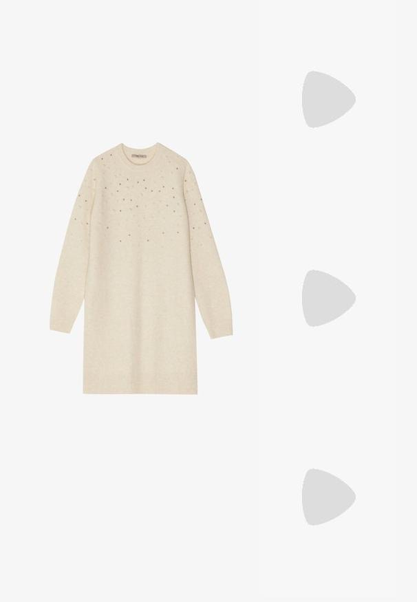 Kreemikaalune kudum dresses, millel on pikad varrukad, ümmargune kaelus ja ülemises osas hajusalt paigutatud metalldetailid.; Anna Field Saapad - beige; Zign Kandekott - light brown; Pikad ja õhukesed kuldsest kettast ripatsid ristkülikukujuliste linkidega ühtlasel heledal hallil taustal.