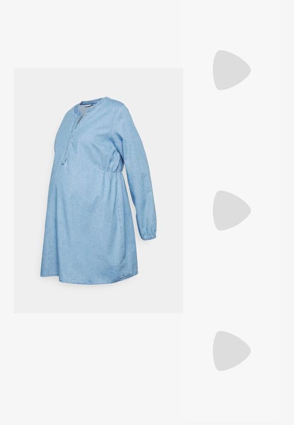 MAMALICIOUS MLCHASE LIA L/S WO TUNIC 2F - Denimkjoler - light blue; Hvid lavtop lærredssneakers med hvide snørebånd, sorte striber på sålen og gummieret tekstureret tåhætte, sidevendt på hvid baggrund.; Sort ruskinds totemed med to lange, flade læderremme. Har en buet topkant og synlige stikninger langs forsiden. Ingen hardware-dekorationer.; Sølv kædeøreringe med forlænget design, der har en delikat kæde og lige, tynde pendanter i enderne. Glat tekstur.