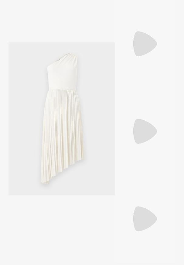 Off-white, enkel skulder kjole med plisseret nederdel og asymmetrisk kant, vist mod en ensartet lys baggrund.; Guldfarvede hæle-sandaler med en strappy design, firkantet blokhæl og justerbar ankelrem med spænde. Glat tekstur.; Sort kjole med hvide sløjfe mønstre, korte ærmer, flæser ved skuldrene. Hvid clutch med guldkæde og lukning, holdt i højre hånd.; Perle halskæde og matchende armbånd med gyldne låse og rund guldc charm dekoreret med små krystaller på hvid baggrund.