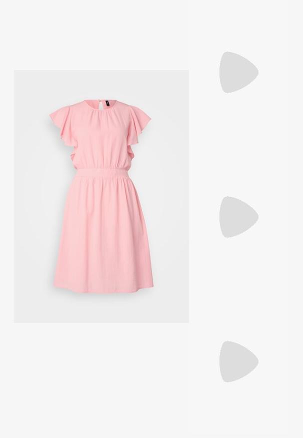 Robe rose en tissu léger, avec des manches volantées, un col rond et une taille élastiquée pour un confort optimal.; Chaussure slingback beige clair avec un bout pointu, une texture en daim doux, ornée de deux boucles décoratives et d'un petit talon plat.; Lunettes ovales avec une monture métallique argentée, verres transparents et accents de branches texturées avec perles. Design léger avec des branches courbées.; Sac cabas en tissu blanc avec broderie florale en dentelle et anse supérieure froncée, présenté sur un fond clair uni.