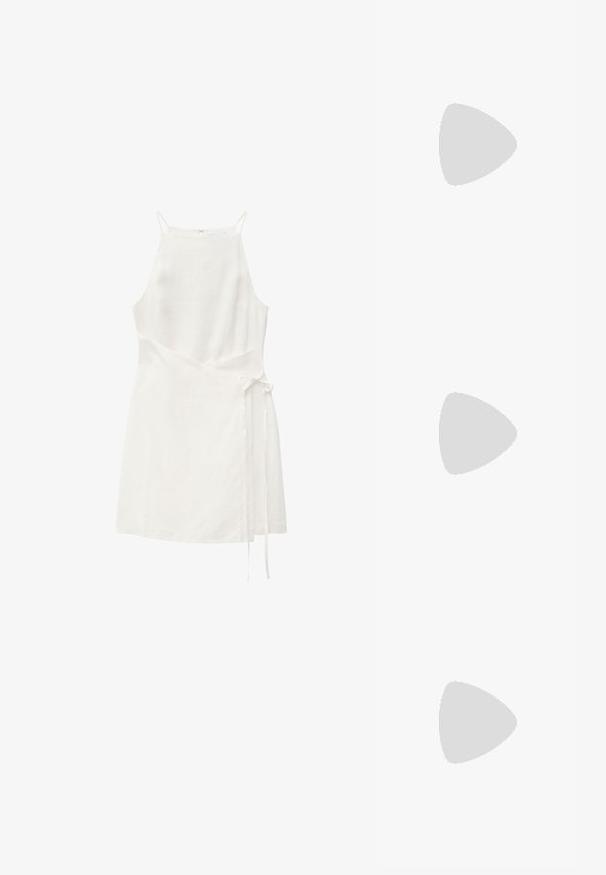 Witte mouwloze mini-jurk met hoge hals, spaghettibandjes, asymmetrisch wikkeldesign en zijstrikdetail.; Geweven stro slide sandalen met een tan kleurige faux leren band en een platformzool, voorzien van een textuur en een cirkelvormig accentdetail.; Geweven beige hangende totebag met open geweven patroon en "BOSS" logoplaatje aan de voorkant midden.; Twee glanzende gouden hoepel oorbellen in een gebogen ontwerp, met oranje accenten bij de oorpost, tegen een eenvoudige witte achtergrond.
