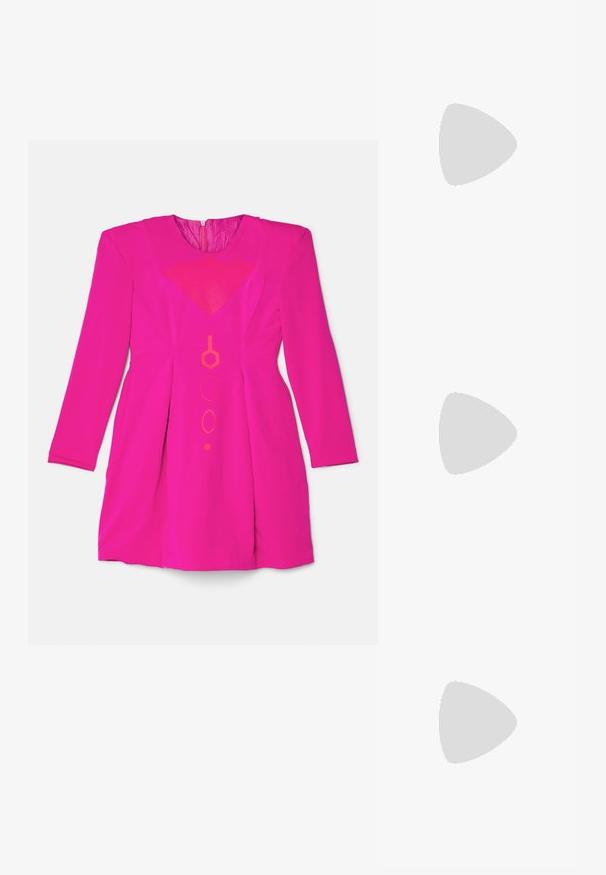 Joseph Ejiro LOOK - Robe de soirée - fuchsia pink; Chaussure plate en cuir noir avec un bout arrondi et un design froncé le long de l'ouverture. Présente un détail discret en métal argenté sur le devant.; Sac à main en cuir noir avec un design plissé, une sangle unique, un cadre métallique argenté et deux grandes fermoirs ronds en argent.; Boucles d'oreilles créoles argentées avec un design torsadé. Bords arrondis et finition brillante. Fermoirs ouverts pour un port facile. Texture lisse sur toute la surface.