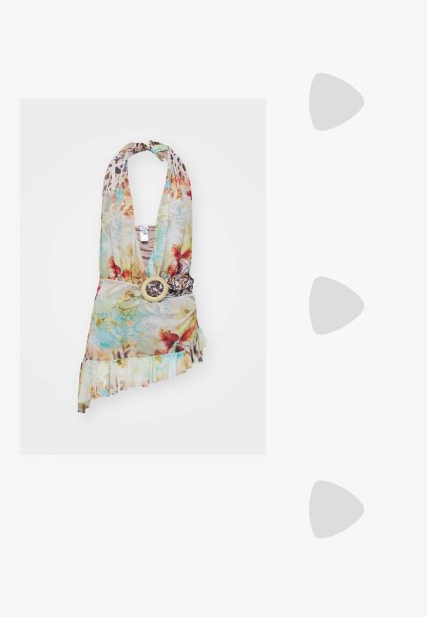 Bloemen haltertop van lichtgewicht stof met een diepe halslijn, geruffelde zoom en een brede, decoratieve riem met een ronde gesp.; Bruine rubberen teenslipper met gestructureerde zool en merkgebonden V-vormige bandjes op een effen lichte achtergrond.; Zwarte zonnebril met een gedurfde vierkante montuur, gradient lenzen en de merknaam "M@QUEEN" op de poot weergegeven. Soepel plastic materiaal.; Crème-kleurige handtas in halve maanvorm met zilveren kettingriem en een diamantvormige metalen logoplaat met de tekst "Replay" aan de voorkant.