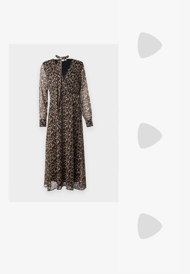 Zwarte en beige gestreepte jurk met lange doorschijnende mouwen, V-hals, gestrikte kraag, wikkeldesign en vloeiende rok.; Donkerbruine leren cowboylaarzen tot over de knie met puntige neuzen, decoratieve stiksels en schuine blokhakken gedragen door een persoon.; Bordeaux, glanzende vegan leren totebag met een zachte, sculpturale vorm en een brede, gebogen handgreep voor makkelijk dragen.; Gouden hoepel oorbellen met een gladde, ronde vorm. Voorzien van een kleine scharnierluiting, lichte uitstraling en een gepolijste afwerking.