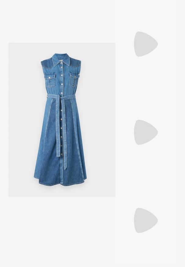 Denim skjortekjole med krave, uden ærmer, to brystlommer, bælte i taljen og en mellemlang, udvidet kant. Lys blå farve.; Sorte læder støvler til knæene med firkantet tå og blokhælc. Har en sidezipper og glat tekstur.; Brun skuldertaske i læder med en glat tekstur, rektangulær form og justerbar rem. Har et rent sømdesign og diskret glans.; Sølvfarvede metaloorringe med glat, let buet overflade og låsemekanisme på en ensfarvet hvid baggrund.